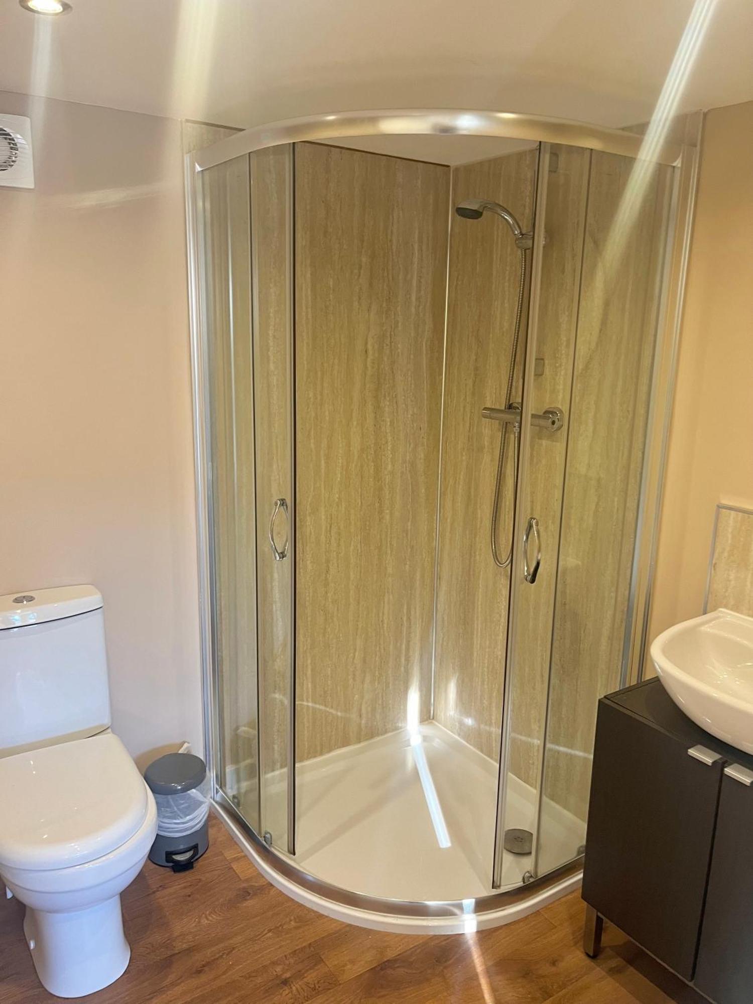 2 Bedroom Self-Catering Chalet Stepps ภายนอก รูปภาพ