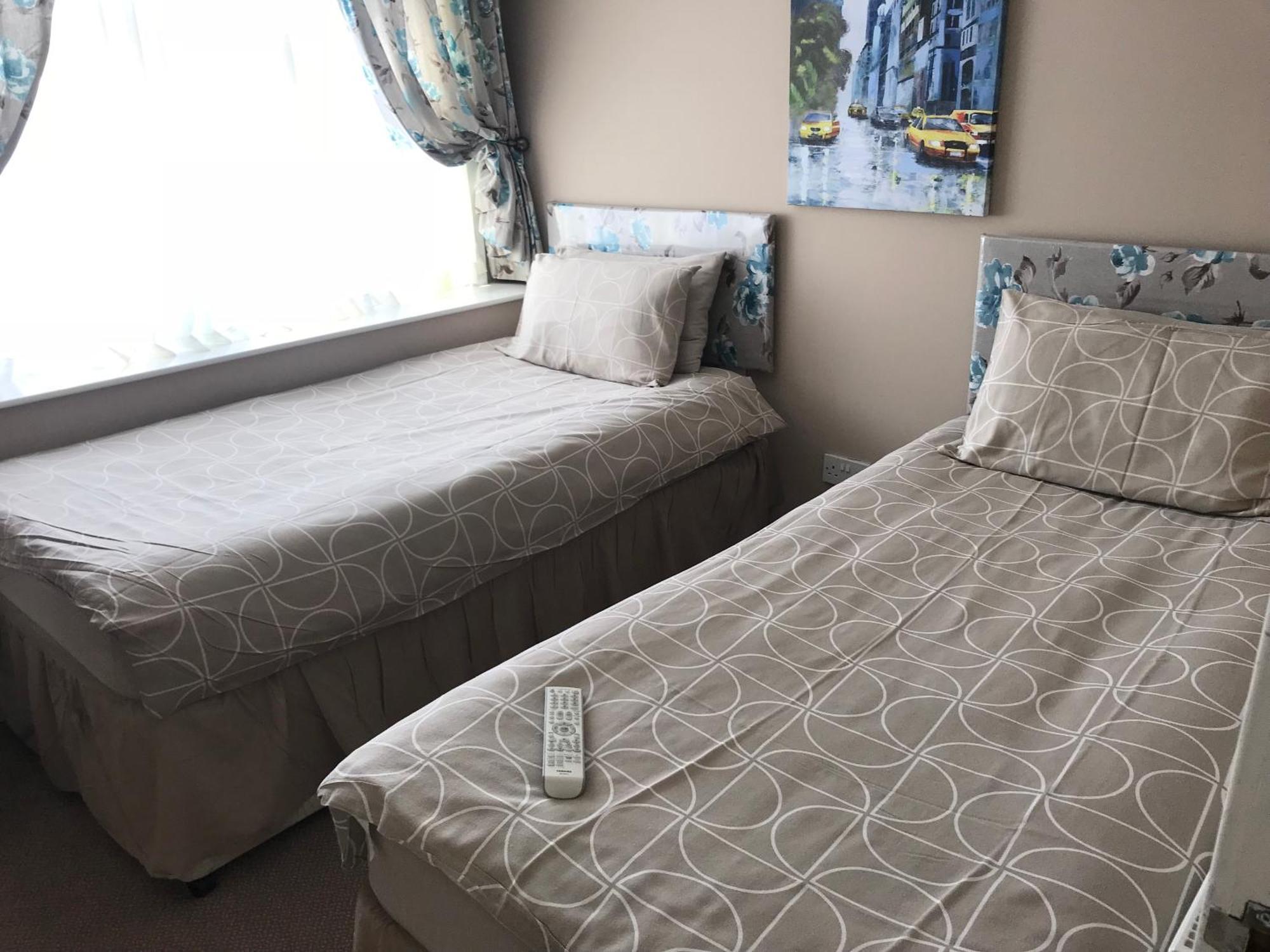 2 Bedroom Self-Catering Chalet Stepps ภายนอก รูปภาพ